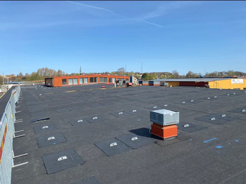 Svetsade solcellsfästen på tak, utformade för att eliminera risken för vattenskador och säkerställa långvarigt skydd.