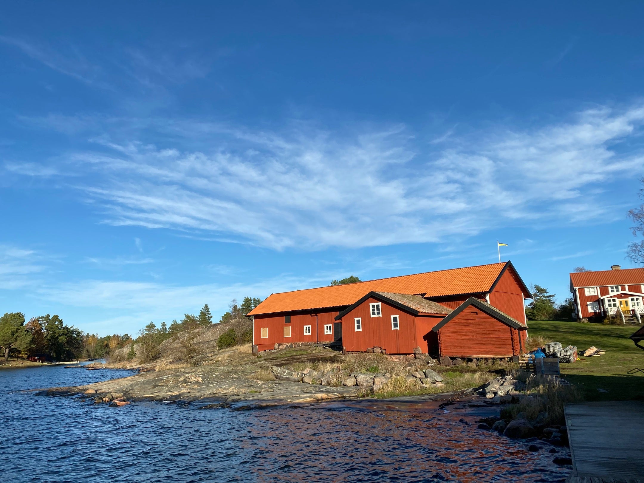 Ladugård på Kråkmarö med tak i lertegel, installerat för hållbarhet och traditionell estetik.