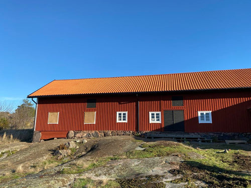 Lertegeltak på ladugård på östergötland, takläggning
