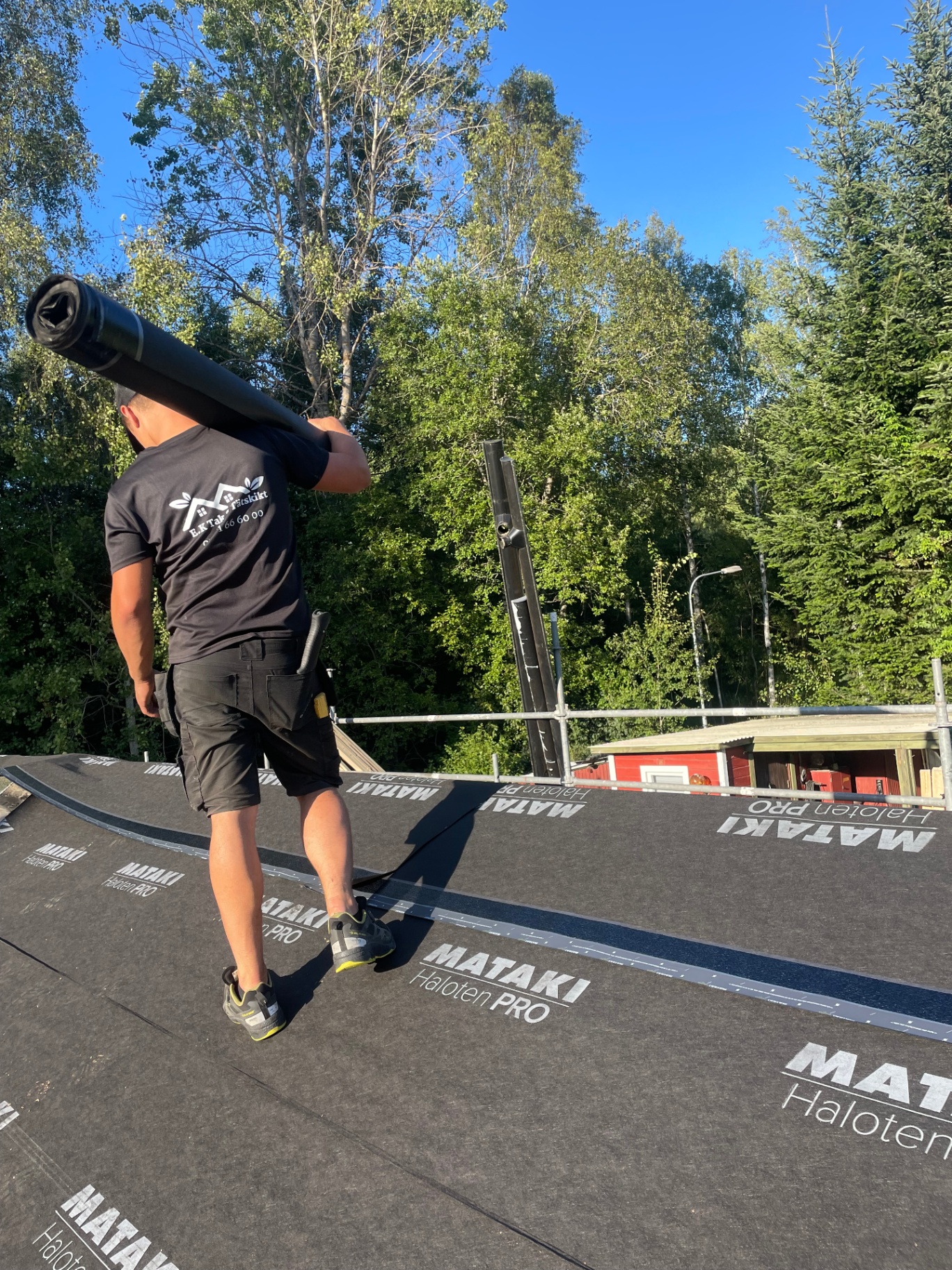 Takläggare från E.K Tak & Tätskikt arbetar med tätskikt på tak