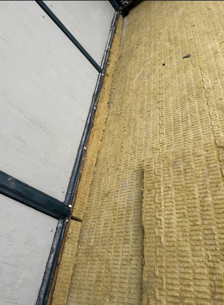 Balkong på Gärdet i Stockholm, isolerad och förberedd för installation av papptak för ökat skydd och hållbarhet.